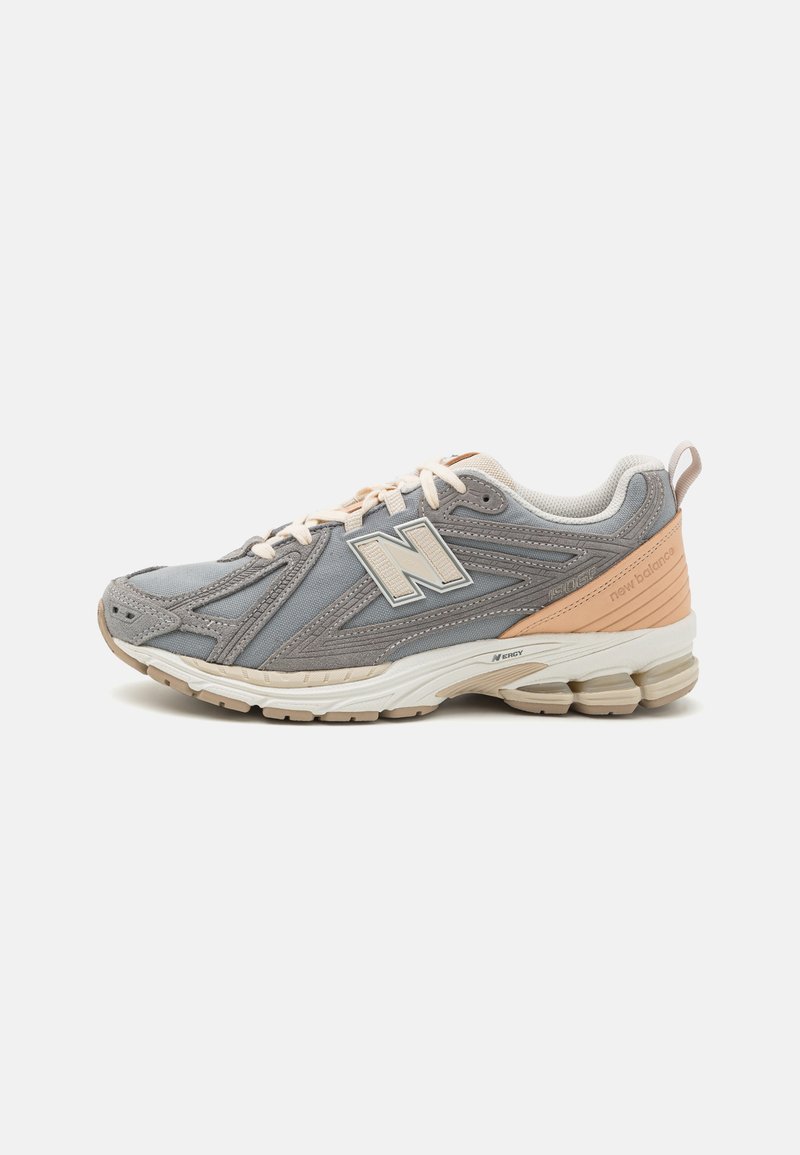 Grå joggesko med beige detaljer, overdel i mesh og syntetisk materiale, polstret krage og dempet såle med en lett hælhøyde.