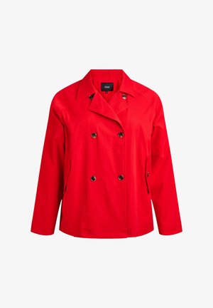 Červený dvouřadý kabát s klopovým límcem, zdobený černými knoflíky, bočními kapsami a hladkým texturovaným materiálem.