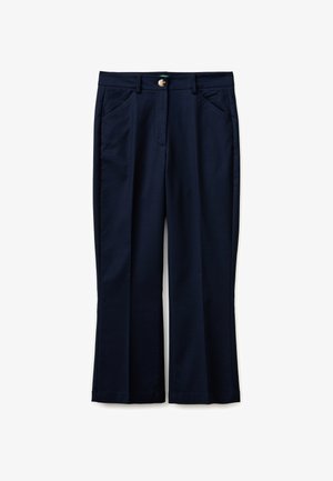 Granatowe spodnie o prostych nogawkach z szlufkami na pasek, bocznymi kieszeniami, zapięciem na guziki z przodu oraz gładkim, dopasowanym wykończeniem.