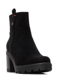 Botín de ante negro hasta el tobillo con un tacón grueso, que presenta una lengüeta y una suela texturizada. Diseño sencillo con acentos de hardware mínimos.