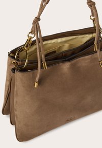 Sac à main en daim marron avec quincaillerie dorée, deux poignées et un intérieur spacieux avec un compartiment organisé. Surface texturée.