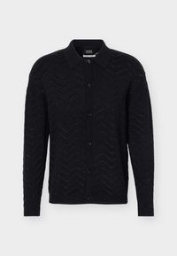 Cardigan negro de manga larga con botones, patrón de punto en chevron y cuello estilo camisa.