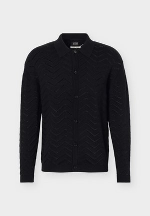 Μαύρη ζακέτα με κουμπιά και μακριά μανίκια, με μοτίβο πλέξης σε σχήμα βέλους και γιακά σε στυλ πουκάμισου.