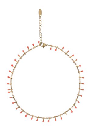 Złota bransoletka z łańcuszkiem ozdobiona małymi, koralowo-różowymi zawieszkami w kształcie łezek, równomiernie rozmieszczonymi na całej długości, z zapięciem karabińczykowym i regulowanym łańcuszkiem.