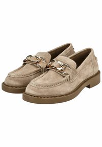 Mocasines de ante beige con una superficie suave, punta redonda y un acento decorativo de cadena de metal en la parte delantera. Suela de goma plana.
