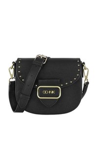 Czarna torba crossbody wykonana z teksturowanej sztucznej skóry, z złotymi akcentami, ćwiekami oraz zapięciem na klapę, z logo.