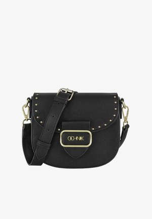 Czarna torba crossbody wykonana z teksturowanej sztucznej skóry, z złotymi akcentami, ćwiekami oraz zapięciem na klapę, z logo.