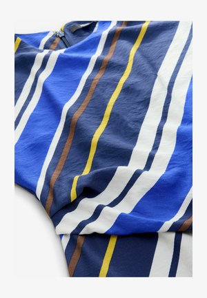 Material albastru cu dungi verticale în alb, galben și maro. Textură moale, design casual, cu o închidere cu fermoar la gât.