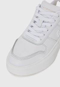 Tommy Hilfiger SNEAKER - Tenisice - white