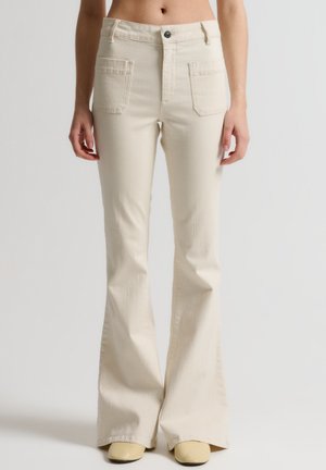 CHARLOTTE  UNDONE - Džínsy bootcut - ecru