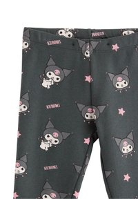 Grå leggings med et gentagende print af karakteren Kuromi og lyserøde stjerner. Blødt, strækbart stof med elastisk talje.
