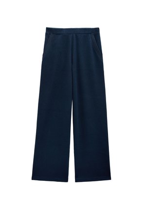Szerokie granatowe spodnie z miękkiego materiału, o gładkiej fakturze, z elastycznym pasem i dwoma bocznymi kieszeniami, bez widocznych wzorów.