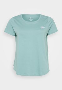 Világoszöld, rövid ujjú póló, puha pamutból készült. Kerek nyakkivágással és egy kis fehér Nike logóval rendelkezik a mellkasán. Enyhén ívelt szegély.