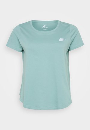 Lys grønn kortermet t-skjorte laget av myk bomull. Den har rund hals og en liten hvit Nike-logo på brystet. Litt buet nederkant.