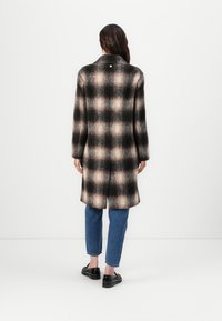 Wollmischungsmantel in einem schwarz-braunen Karomuster, mit gerader Silhouette, Reverskragen und einem einfachen Rückenschlitz.