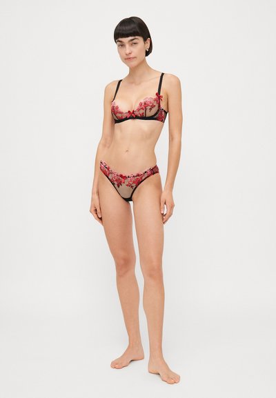 Ensemble de lingerie en dentelle noire avec broderie florale rouge, en tissu transparent et finitions noires. Comprend un soutien-gorge avec armatures et un slip assorti.
