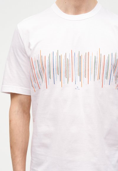 Λευκό μπλουζάκι με σχέδιο από κάθετες πολύχρωμες λεπτές γραμμές στο στήθος, που φοριέται από άτομο με ορατό λαιμό και χέρι.