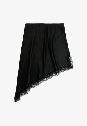 Schwarze asymmetrische Rock aus glattem Stoff, mit einer zarten Spitzenborte am Saum. Das Design hat eine schlanke, fließende Silhouette.
