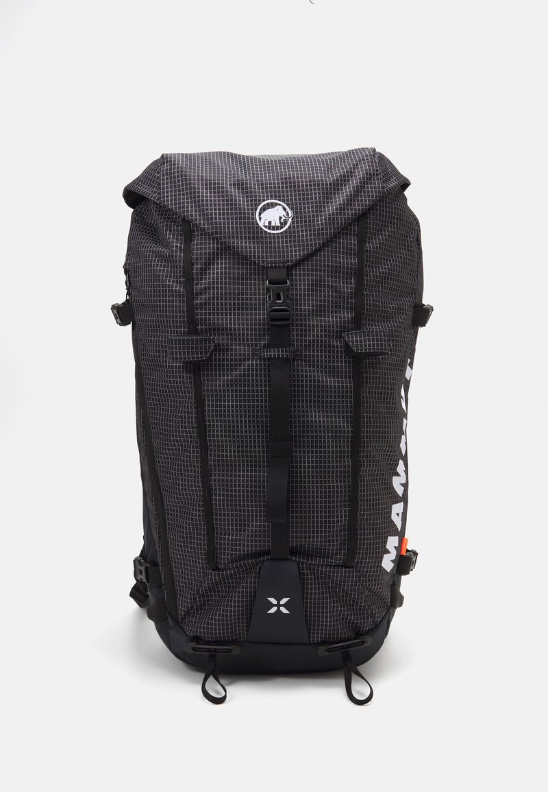 Mochila preta com um padrão em grelha, aba superior ajustável, correias laterais e um logótipo proeminente. Apresenta uma textura suave e material durável.