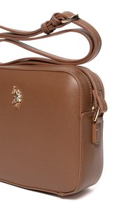 Bruine leren crossbodytas met een gestructureerd oppervlak, goudkleurige hardware en een strak ontwerp. Voorzien van een afneembare riem en ritssluiting.