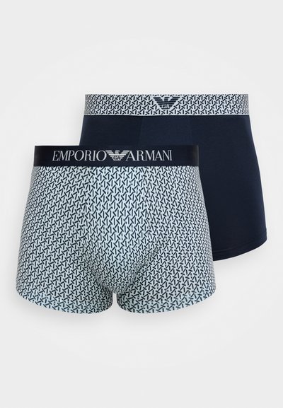 Σετ δύο boxer briefs: το ένα με γεωμετρικό σχέδιο σε ανοιχτό μπλε και ναυτικό μπλε, το άλλο σε μονόχρωμο ναυτικό μπλε. Διαθέτει ελαστική μέση με λογότυπο.
