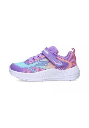 Zapatillas deportivas en color morado y rosa con paneles de malla, una banda de velcro, suelas texturizadas y acentos reflectantes para mayor visibilidad.