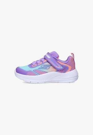 Zapatillas deportivas en color morado y rosa con paneles de malla, una banda de velcro, suelas texturizadas y acentos reflectantes para mayor visibilidad.