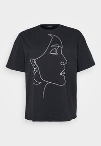 Svart bomulls-T-skjorte med en hvit linjetegning av et ansikt i profil. Korte ermer og en avslappet passform. Rund hals.