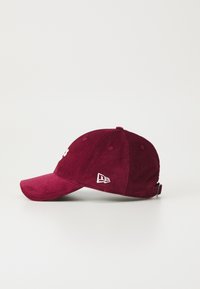 Bordo korduroja cepure ar izliekto mali, izšūta logo priekšā un neliels akcenta logo sānos. Aizmugurē regulējama siksna.