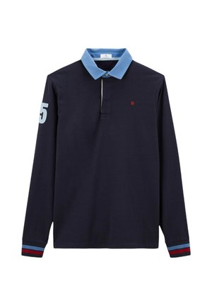 Polo à manches longues navy avec un col bleu clair, un emblème rouge, le numéro 5 sur la manche et des accents rayés sur les poignets.