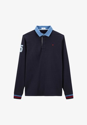Polo à manches longues navy avec un col bleu clair, un emblème rouge, le numéro 5 sur la manche et des accents rayés sur les poignets.