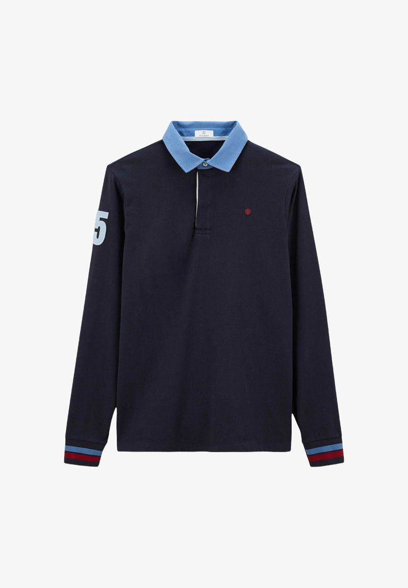 Polo à manches longues navy avec un col bleu clair, un emblème rouge, le numéro 5 sur la manche et des accents rayés sur les poignets.