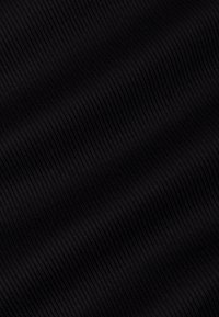 Mustaline kude ribakujulise tekstuuriga, millel on vertikaalsed jooned, mis loovad sügavust ja mõõdet. Sile pind ja ühtlane värv kogu ulatuses.