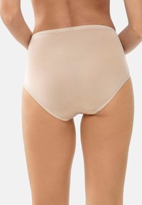 Culotte taille haute beige en tissu lisse, texture extensible et design sans couture. Dotée d'une douce taille élastique.