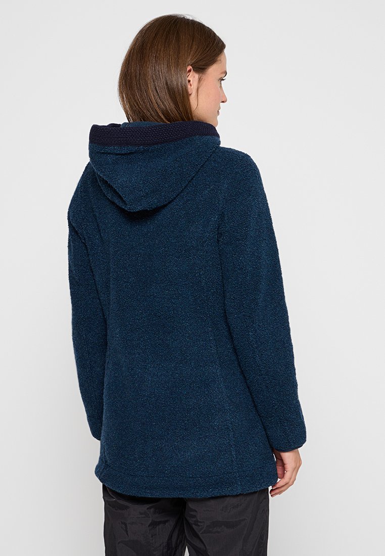Marineblaue Fleecejacke mit strukturiertem Material, ausgestattet mit einer Kapuze und einem leicht ausgestellten Schnitt. Die Rückansicht zeigt den weichen Stoff und die Nähte im Detail.