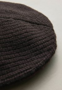 Schwarz, strukturiertes Strick-Beret mit runder Form, ausgestattet mit dezentem horizontalem Rippenmuster und einer glatten, weichen Oberfläche.
