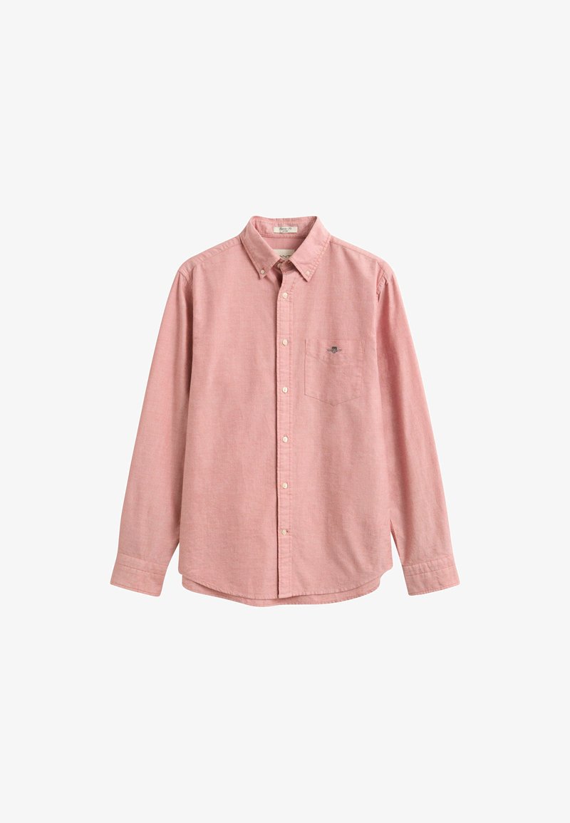 Camicia rosa a maniche lunghe con bottoni, taschino sul petto e colletto, mostrata su sfondo bianco.