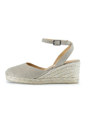 Sandalo con zeppa in espadrilla beige, tomaia in tela, cinturino alla caviglia con fibbia, zeppa avvolta in juta, punta rotonda, superficie texturizzata.