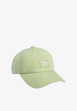 Hellgrüne Baseballkappe mit gebogenem Schirm und einem kleinen rechteckigen Aufnäher mit der Aufschrift "REELL Established 1997" auf der Vorderseite.