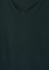 Mörkgrön v-stickad tröja med v-ringning, tillverkad av mjukt garn, med en ren design, slät textur och minimal detaljer.