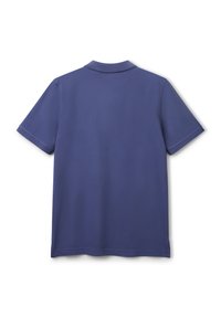 Polo de color azul marino, de manga corta, con textura suave, cuello clásico, detalles en las costuras a los lados, vista trasera lisa, sin logotipos ni patrones visibles.
