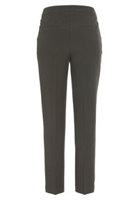 Broek in donker olijfgroen, tailored fit, met een gladde textuur, rechte pijpen en twee achterzakken zonder zichtbare versieringen.