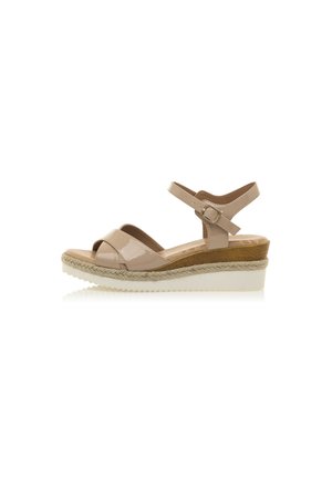 Sandalias de cuña de charol beige con dos correas cruzadas, hebilla en el tobillo y una suela intermedia envuelta en yute sobre una suela de goma blanca.