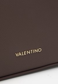 Valentino Bags NEVER - Taška s příčným popruhem - taupe