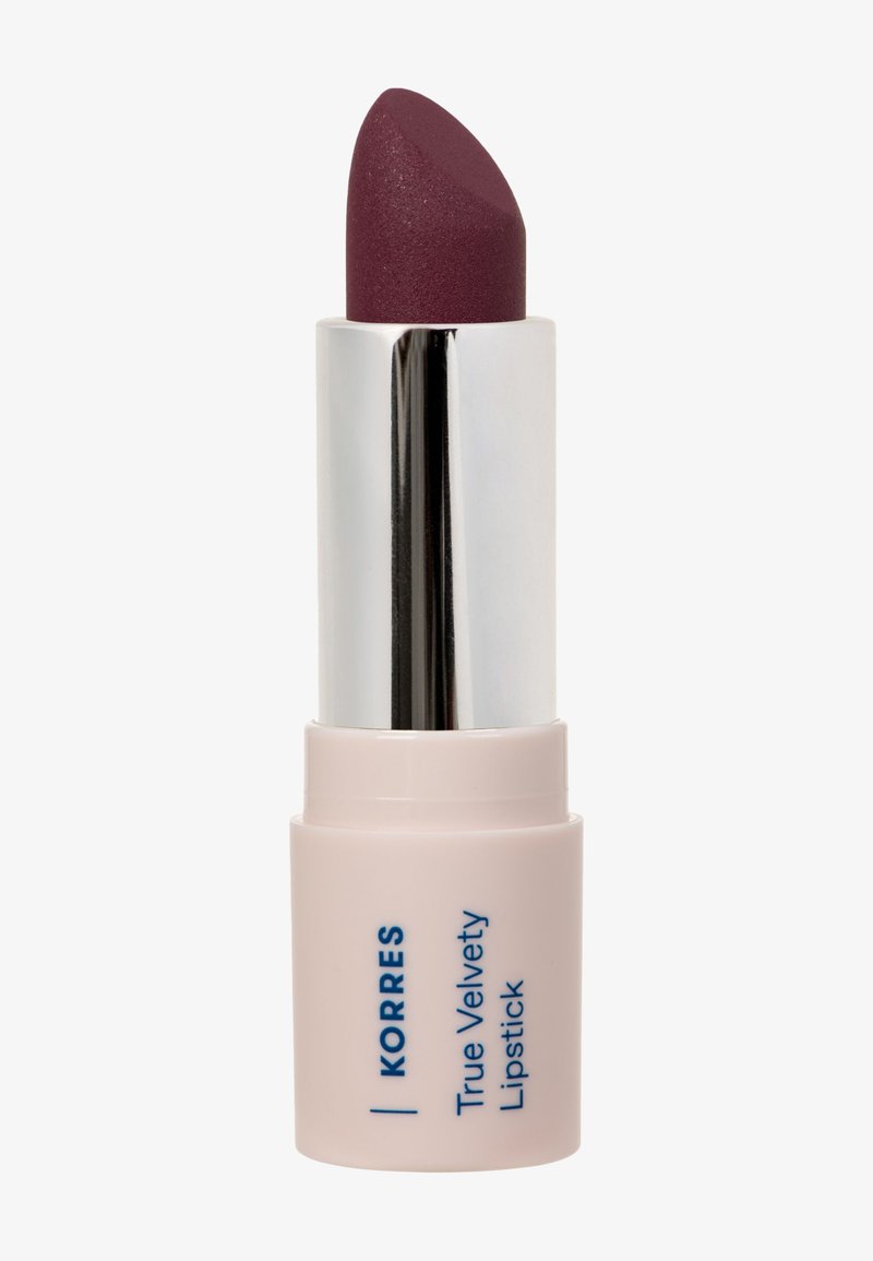 Syvän luumun värinen Korres True Velvety Lipstick vaaleanpunaisessa putkessa, jonka sisus on hopean metallinen.