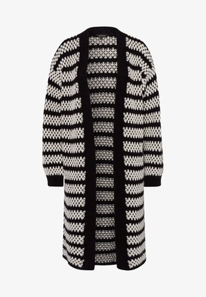 Czarno-biały dziergany kardigan o długim, otwartym kroju, z naprzemiennymi paskami i teksturowanymi wzorami na całej powierzchni.