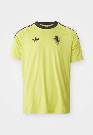 Žiarivo žlté atletické tričko s čiernymi detailmi, krátkymi rukávmi a okrúhlym výstrihom. Obsahuje logo Adidas a čiernu grafiku koňa.