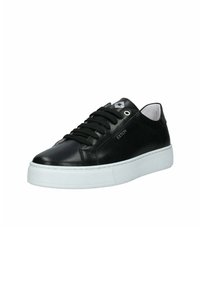 Sneaker in pelle nera con finitura liscia, suola in gomma bianca, punta rotonda, sei fori per i lacci e accentuazione del logo sul lato.