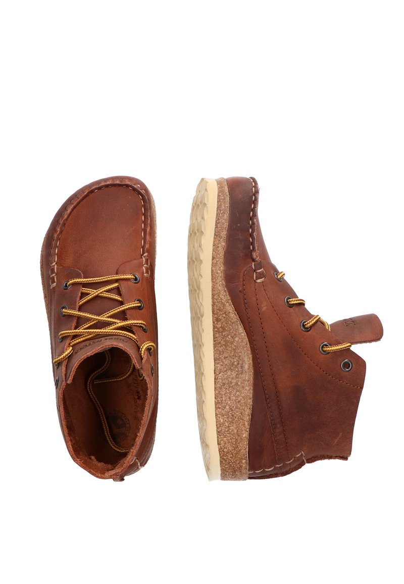 Stivali ankle in pelle marrone con lacci gialli, suola in gomma texturizzata, dettagli cuciti e un accent in sughero sul bordo della suola.