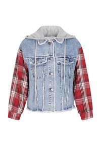 Veste en denim avec capuche grise, ourlet effiloché, manches à carreaux rouges, deux poches poitrine et boutons-pression argentés.